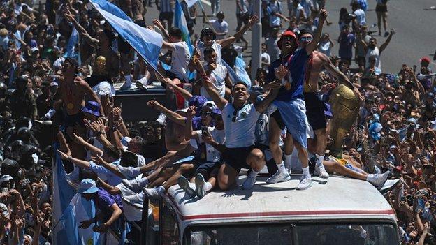 Masyarakat Argentina Pesta Juara Piala Dunia 2022, Lionel Messi cs Wujudkan Ramalan Diego Maradona 5 Tahun Silam