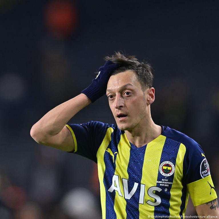 5 Pemain yang Tak Disangka Pernah Main Bareng Mesut Ozil Sebelum Pensiun